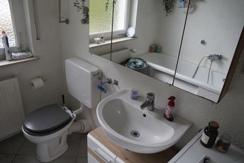 4 ZKB, vista superba – Bad mit Badewanne und Dusche 