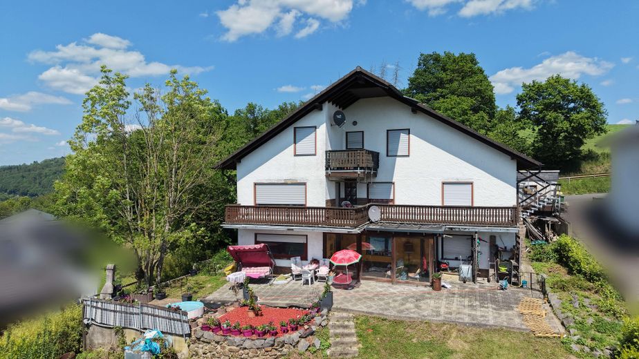 Rendimento del 6,57%, senza commissioni! Casa bifamiliare o trifamiliare in posizione elevata con vista sulla valle della Sieg – Terrasse mit Gartenblick