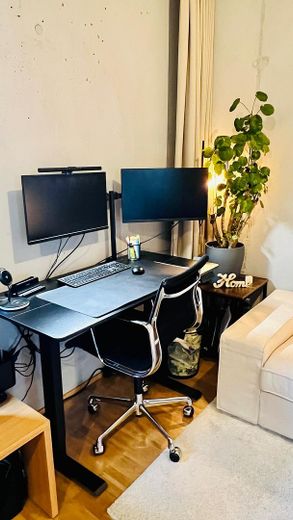 Arbeitsplatz vollausgestattet