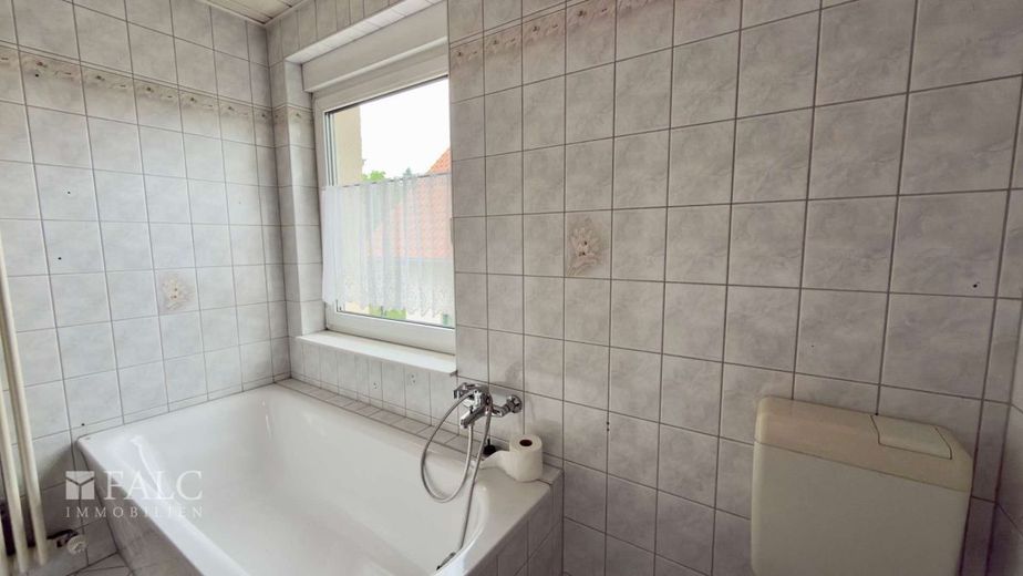 Familienhaus mit Gartenidylle sucht neue Ideen und frischen Glanz – Badezimmer OG