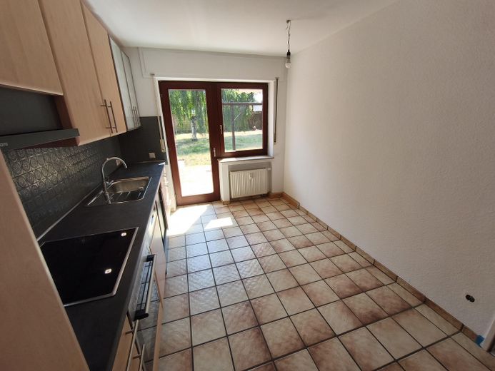 Großzügige Erdgeschoss Wohnung mit Garten und Garage – Küche
