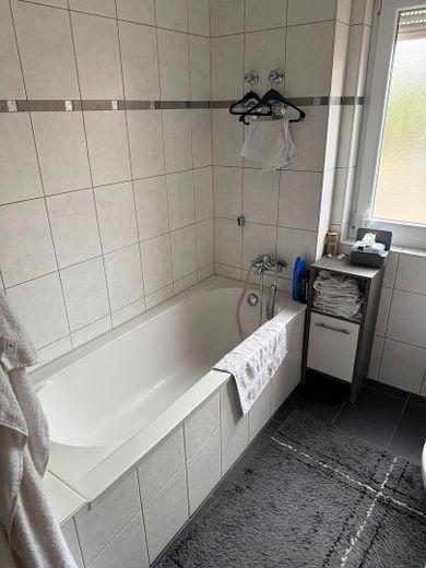 Vivienda con jardín y sensación de casa dentro de casa | Jardín de 135 m² | Sala de ocio interna | Plaza de aparcamiento en garaje subterráneo – Bad