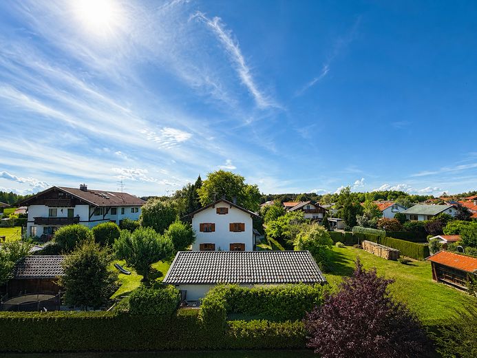 Neuwertiges Reihenendhaus mit modernem Wohnkomfort – Blick vom DG zur Weststeite