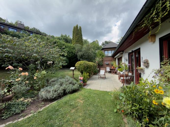 Attraktives Einfamilienhaus mit traumhaften Garten in Adelebsen – Foto 1
