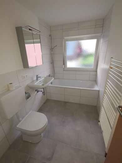 3-Zimmer-Wohnung in Egenhausen in guter Lage zu vermieten – Bad