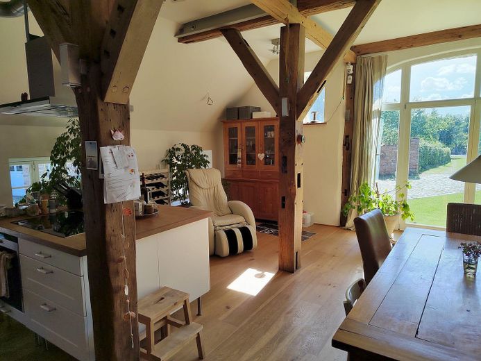 Kernsaniertes Bauerhaus unter Reet auf naturnahem Grundstück in Feldrandlage – Kücheninsel