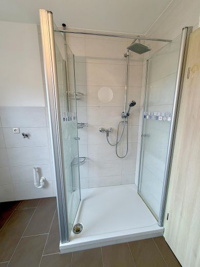 Wolne od zaraz i bez prowizji: przestronne 2-pokojowe mieszkanie z loggią od południowego zachodu i miejscem postojowym – Bad (Dusche)