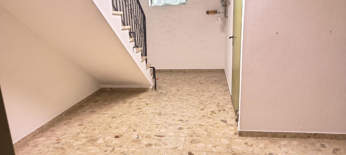 Bliźniak w Olching, ok. 283 m² pow. działki, ok. 155 m² pow. mieszkalnej, w najlepszej lokalizacji, bez prowizji, od osoby prywatnej – Keller Vorraum