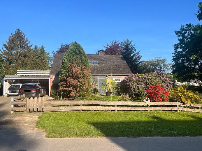 Familienparadies mit Swimmingpool, Tennis- und jede Menge Platz! – Hausansicht