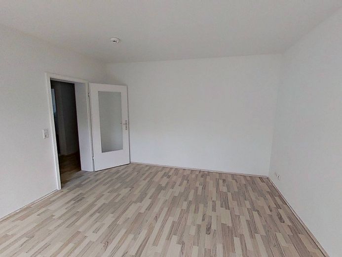 Moderno apartamento de 2 habitaciones con terraza privada y bañera en el sur de Burgdorf – Ansicht II: Wohn- und Esszimm…