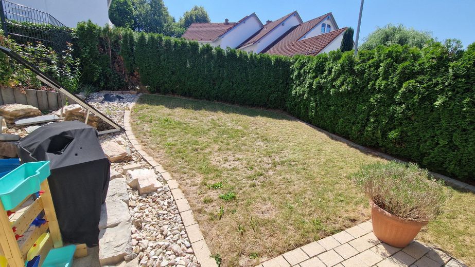 Attraktive 3-Zimmer-Wohnung mit Einbauküche, Garten und PV-Potenzial – Garten (Süd)