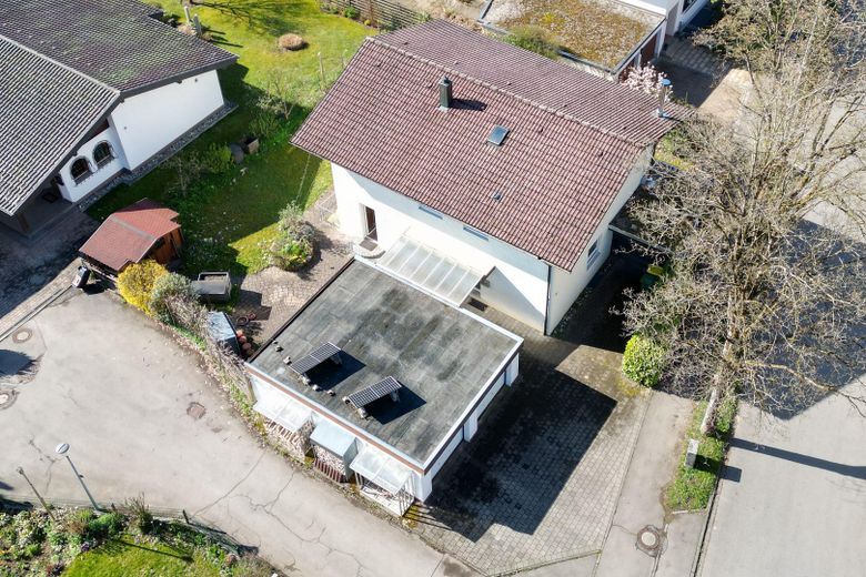 Przestronny dom jednorodzinny w topowej lokalizacji na sprzedaż od osoby prywatnej – Haus und Garten
