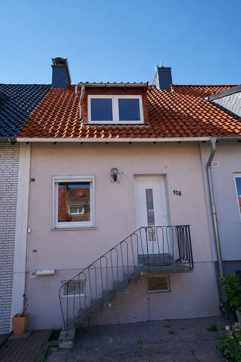 Move in and feel at home – modernized terraced house – Frontansicht