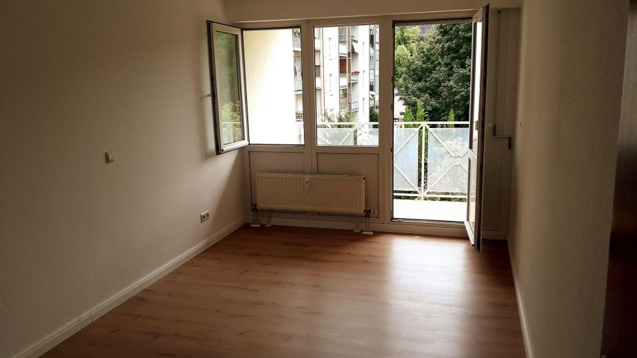 2-комнатная квартира с балконом и местом в подземном гараже – Schlafzimmer mit Balkon