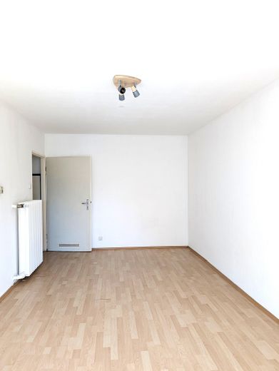 SW-Stadt semtinde keyifli daire: 2 oda, 3. kat, asansör, camlı balkon – Zimmer links