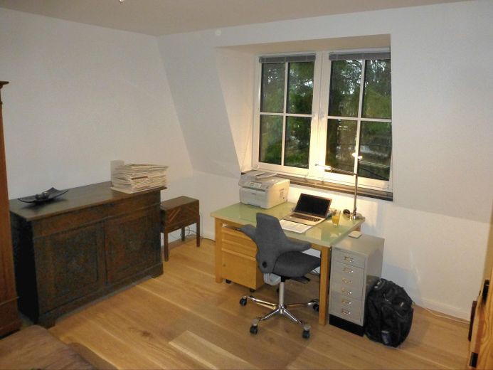 Courtagefrei: Helle und zentral gelegene DG-Maisonette-Wohnung mit Galerie und Sonnenterrasse – 05_Arbeits-Gästezimmer_1