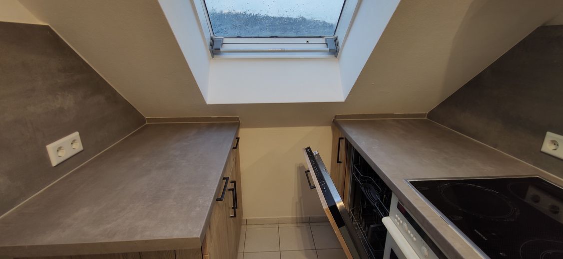 Modernisierte 2-Zimmer Wohnung im 2. OG mit EBK, Balkon, KFZ-Stellplatz und Kellerabteil – Arbeitsfläche