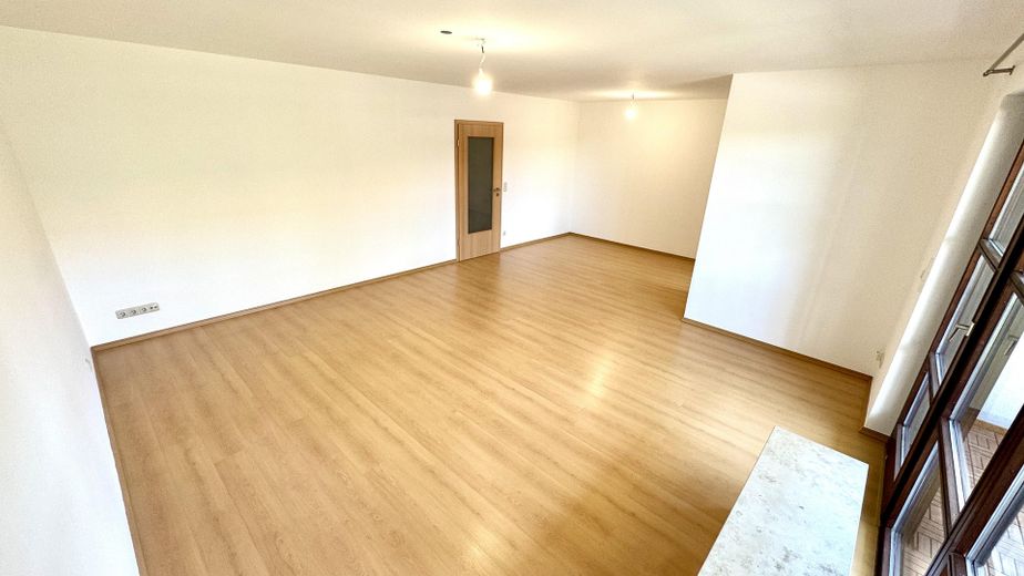 Traumhafte 3-Zimmer-Wohnung in Bad Tölz – mit Balkon, Einbauküche & Sauna! – Wohn-Esszimmer
