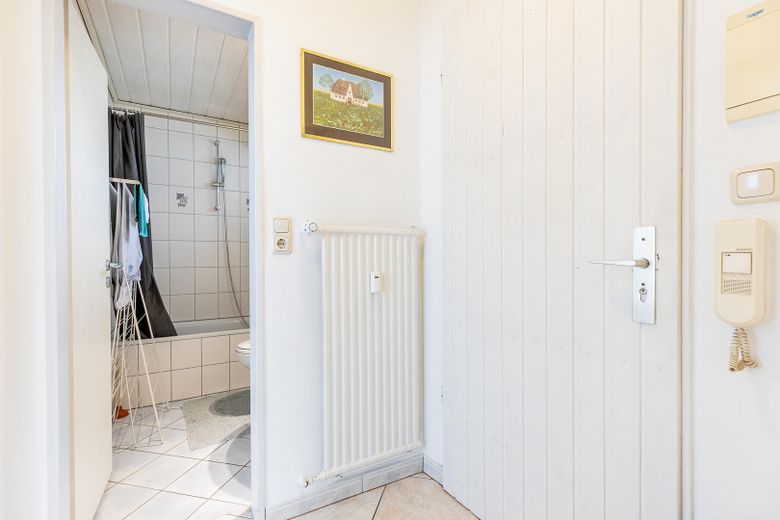Voll möbliertes 1-Zimmer-Apartment in Sachsenhausen – 999 € all-inclusive, sofort frei – Flur mit Blick in die Küche