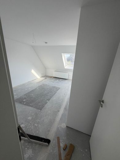 2-3 Zimmer Wohnungen: Erstbezug nach Kernsanierung – Moderne Wohnungen in zentraler Lage von Lehrte – Schlafzimmer DG rechts