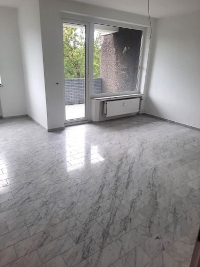 freshly renovated apartment with balcony in well-maintained 6-family/semi-detached house in Dortmund-Sölde – Wohnzimmer