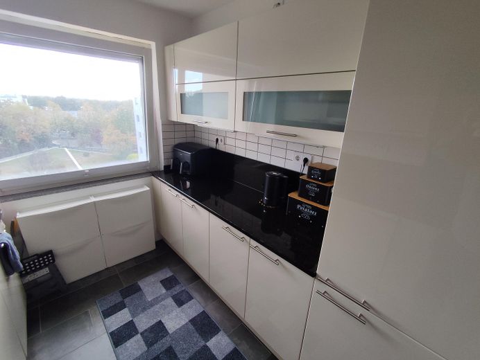 Grand appartement de 4 pièces avec balcon et place de parking en sous-sol, dans un quartier prisé de Bad Homburg – Küche