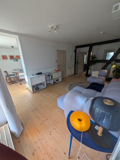 Altstadt-Charme trifft Freiraum: 89 m² mit großer Terrasse und Garagenstellplatz in Herrenberg – Wohnzimmer inkl. Esszimmer