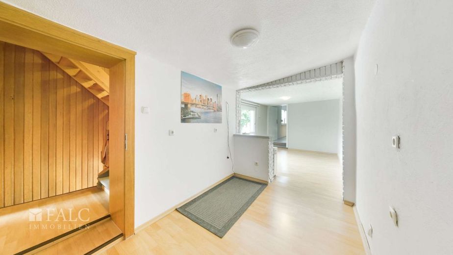 Freistehendes Familienhaus mit Wintergarten, drei Garagen und viel Platz – Flur