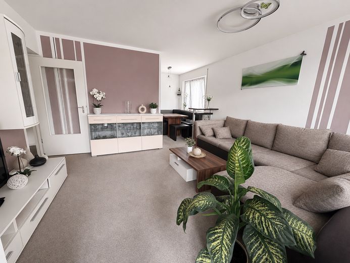 Vermietete 2-Zimmer-Wohnung mit Weitblick, Aufzug und Balkon – Kapitalanlage in Traunreut – Wohnzimmer