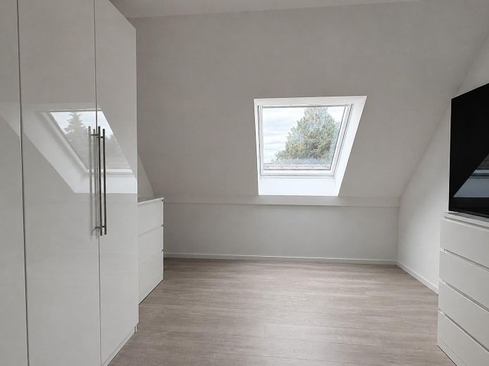 Moderne 4-Zimmer-Dachgeschosswohnung mit Loggia, TG-Stellplatz & Wallbox – Energieklasse A+ – Zimmer 2 (KiZi)