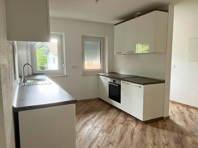 EINZIEHEN UND SPAREN: Große 3-Zimmer-Wohnung mit großem BALKON und EBK im staatlich anerkannten Naturerholungsort Lechbruck am See – Ansicht II: Küche