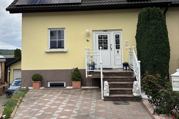 Wunderschöne gelbe Doppelhaushälfte mit Gartenidylle“