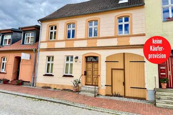 HORN IMMOBILIEN ++ Dom mieszkalny z dwoma lokalami mieszkalnymi i działką ogrodową nad jeziorem w Penkun