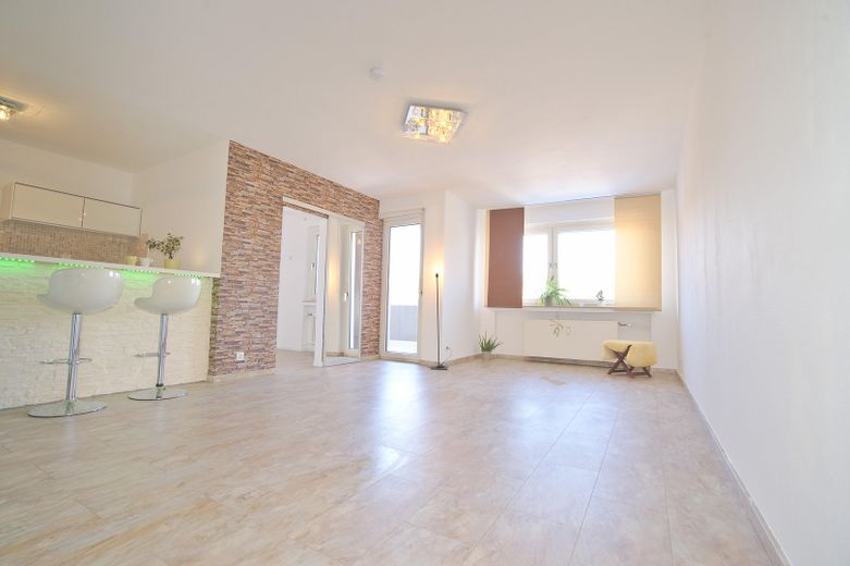 Lichtdoorstroomd appartement met keuken en balkon – Foto 8