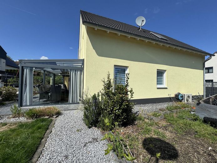 Hausansicht + Garten