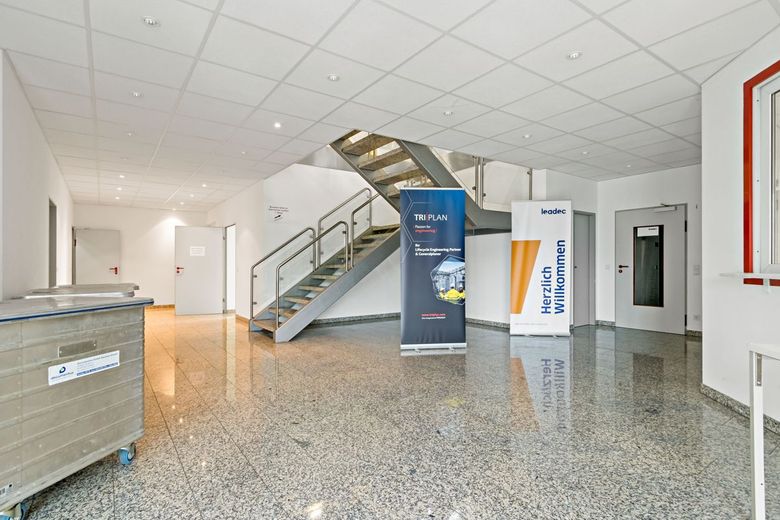 Amplia superficie de oficinas y comercial en Merseburg - ¡aprox. 834 m² divisible en alquiler! – Eingang