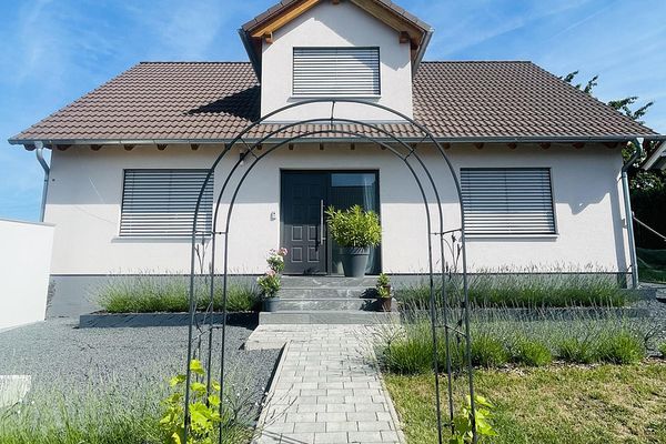 Casa unifamiliare moderna con qualità da nuova costruzione (anno di costruzione 2021), vista panoramica libera, aria condizionata e 3 posti auto in garage