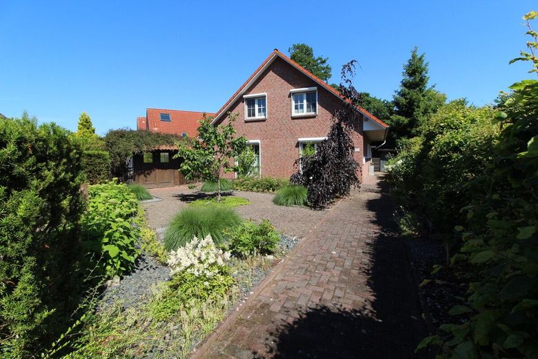 Exquisites Einfamilienhaus mit idyllischer  Gartenanlage + Teich, Saunahaus, Carport &amp; neue Heizung – Eingangsansicht