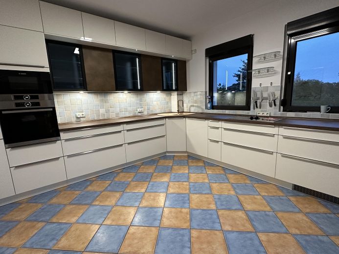 NEU! Ikonische, lichtdurchflutete Landhaus Villa mit Einliegerwohnung & mögl. Grundstkserweiterung – Musterring / Nolte Küche