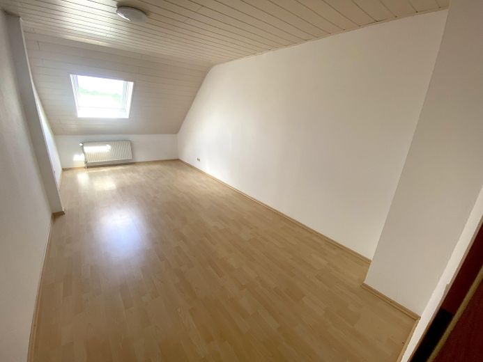 DHH ca. 170 qm Wohnfläche zuzügl. Nutzfläche, sowie Balkon Carport Stellfläche Garten – Zimmer OG 2