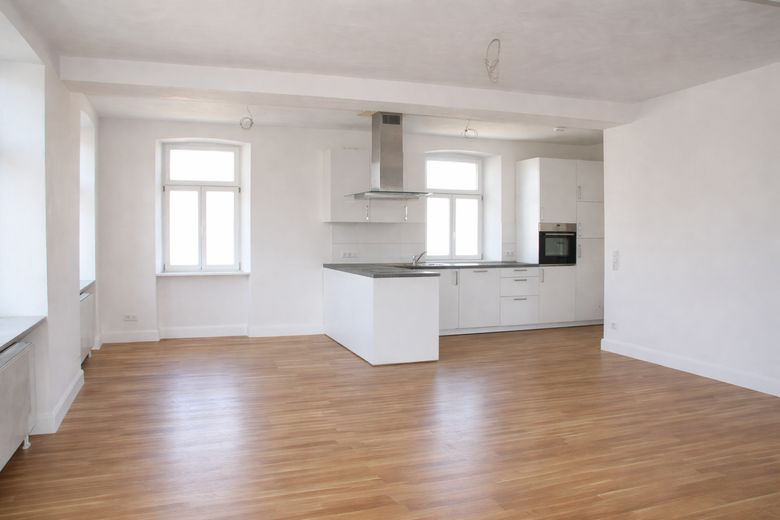 Ampio soggiorno-pranzo in un affascinante appartamento duplex – Wohn-Essbereich mit Küche