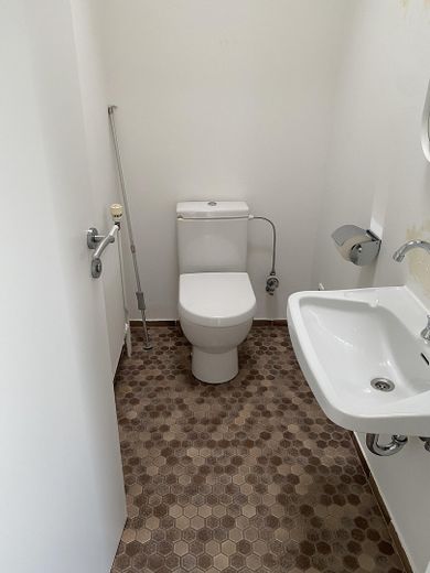 gepflegte, helle Räume für ihren Erfolg: Praxis, Therapie, Kanzlei, Büro – WC