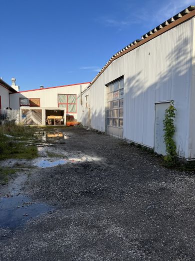 Außenbereich mit Garage