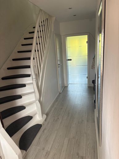 Libero e modernizzato con standard elevato – casa familiare nel popolare quartiere Augustinus di Neuss – Eingangsbereich