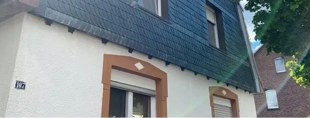 Hausansicht von Straße