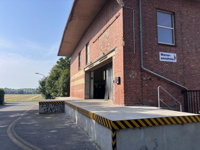 Außen mit Laderampe