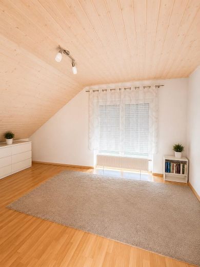 Großzügige 4-Zimmer-Maisonette Wohnung mit Hauscharakter, Garten und 2 Garagen – Zimmer 02