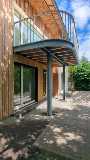 Energieeffizientes Einfamilienhaus (A) mit Panoramablick im Taunus – Balkon mit Stahlgeländer und H