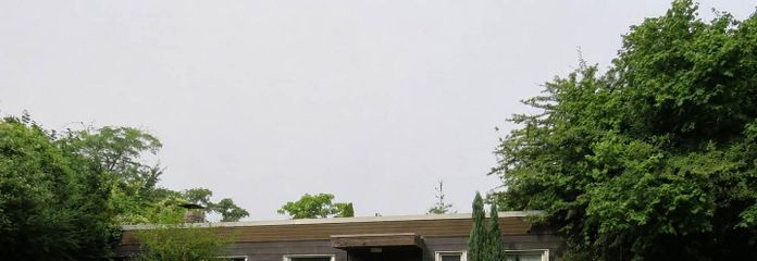 Bungalow mit großem Grundstück und viel Potenzial in außergewöhnlich ruhiger Lage – Vorgarten und Eingangsbereich