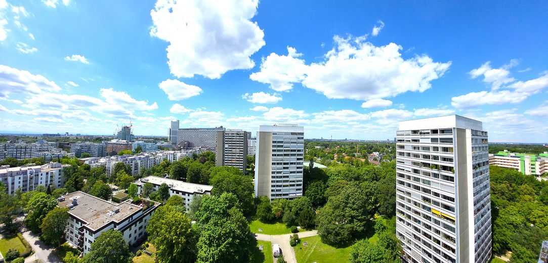 Bogenhausen 15° piano appartamento di 3 locali con vista sulle Alpi e piscina sul rooftop – vendita privata! – Aussicht vom Balkon Panorama
